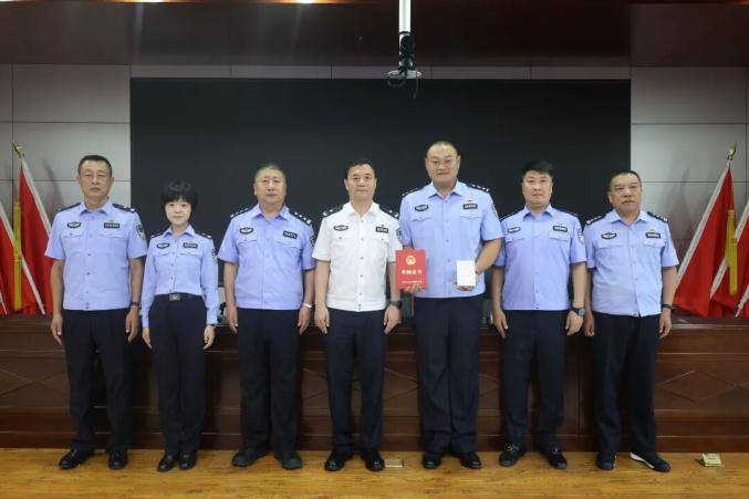 荣誉催奋进 送奖暖警心(图1)