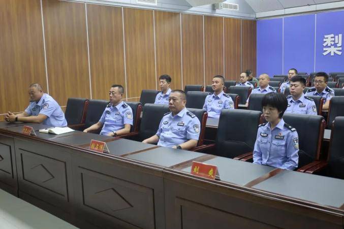荣誉催奋进 送奖暖警心(图2)