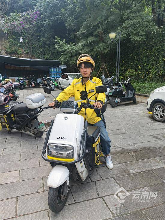 昆明骑手雨夜勇救受伤路人，被授予“先锋骑手”称号(图1)