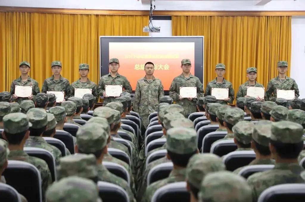 荣誉闪耀兵之初！汕头潮南区新兵带着“第一份荣誉”奔赴军营(图1)