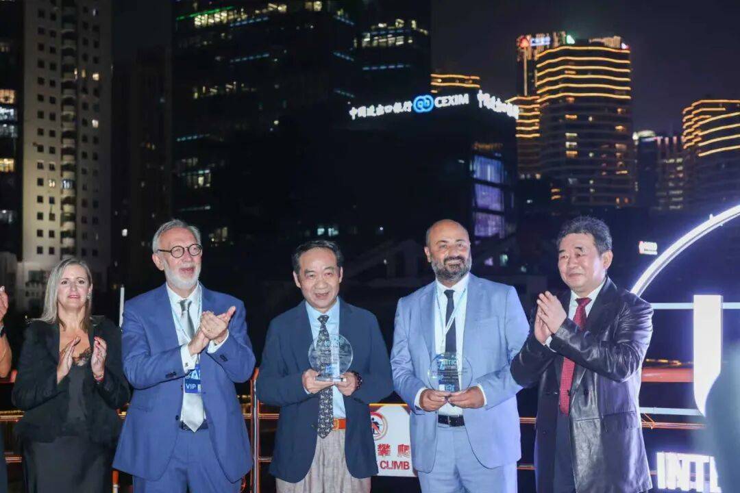 松江一董事长荣获全球鞋业技术最高荣誉，这是中国技术人员首次获此殊荣(图1)