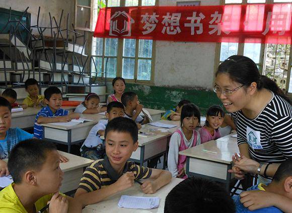 她被称为山城儿童阅读“点灯人”今天为重庆首获书博会“十大读书人物”荣誉(图2)